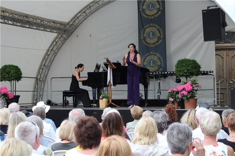 Sängerin Franziska Dannheim und die Pianistin Jeong-Min Kim präsentierten „ Romeo und Julia “ als Oper der leichten Art. Foto Frank