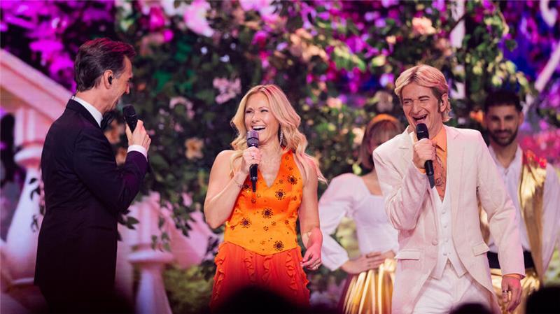 ZDF-Weihnachtsshow: Helene Fischer und der doppelte Florian Silbereisen Sängerin Helene Fischer, Sänger und Schauspieler Florian Silbereisen (l) und Comedian Michael Kessler, verkleidet als Silbereisen, stehen bei der Aufzeichnung der Helene-Fischer-Show auf der Bühne.