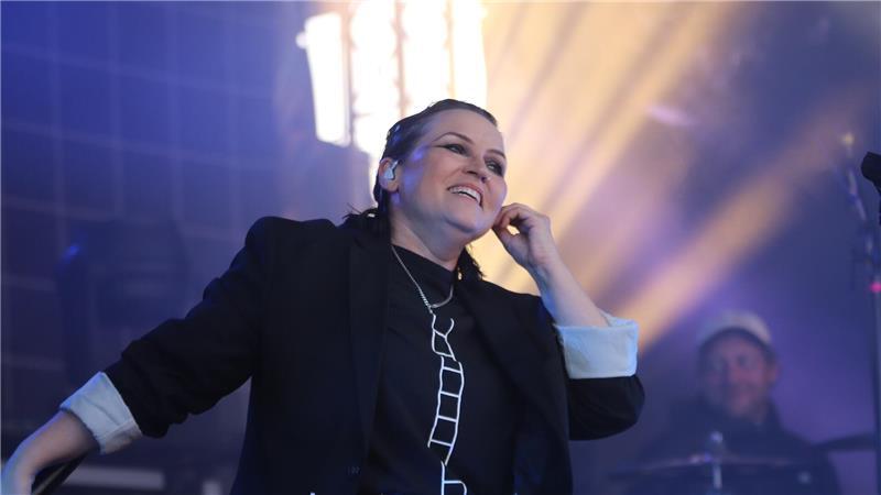 Sängerin Jen Bender genießt das Konzert auf der Elbe sichtlich.