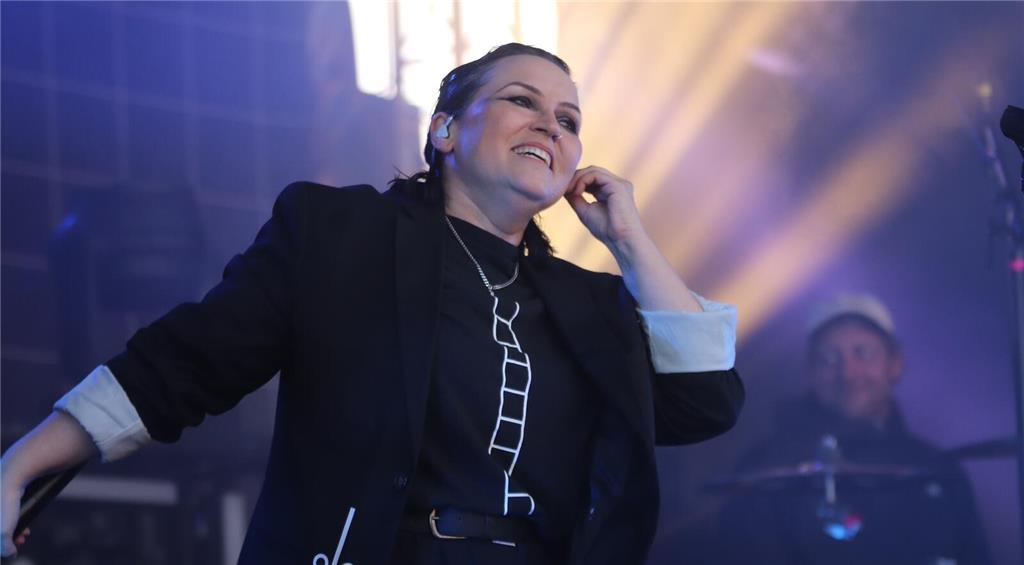 Sängerin Jen Bender genießt das Konzert sichtlich.