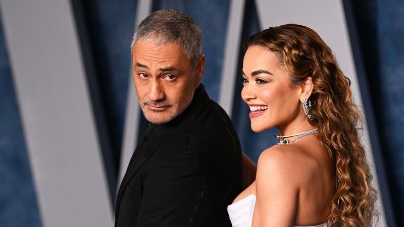 Taika Waititi über Rita Oras Heiratsantrag Sängerin Rita Ora und ihr Mann Taika Waititi bei der Vanity Fair Oscar Party im März in Beverly Hills.