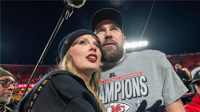 Hochzeit auf Schalke? Es gibt ein Angebot für Taylor Swift Sängerin Taylor Swift und Football-Star Travis Kelce wollen heiraten. Die Veltins-Arena auf Schalke bietet ihnen dafür die hauseigene Kapelle an. (Archivbild)