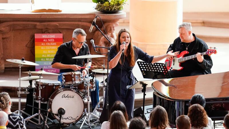 Taylor-Swift-Gottesdienste begeistern Sängerin Tine Wiechmann covert Taylor-Swift-Songs in der Kirche.