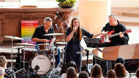 Sängerin Tine Wiechmann covert Taylor-Swift-Songs in der Kirche.