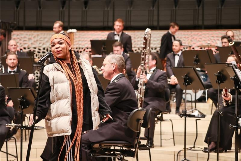 Sängerin Zoe Wees (M) singt im Rahmen eines Konzerts für Fünft- und Sechstklässler in der Elbphilharmonie ihren Song „Control“. Sie wird dabei begleitet vom Musikkorps der Bundeswehr unter der Leitung von Christoph Scheibling. Foto: Charisi