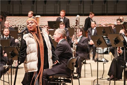 Sängerin Zoe Wees (M) singt im Rahmen eines Konzerts für Fünft- und Sechstklässler in der Elbphilharmonie ihren Song „Control“. Sie wird dabei begleitet vom Musikkorps der Bundeswehr unter der Leitung von Christoph Scheibling. Foto: Charisi