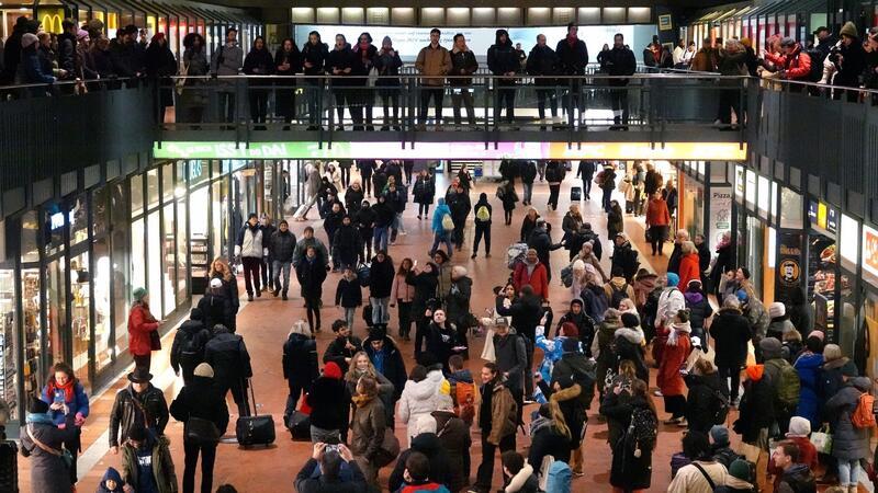 Flashmob: Sänger des Opernspektakels „Aida“ im Hauptbahnhof Sängerinnen und Sänger des „Aida“-Chores veranstalten auf der oberen Etage der Wandelhalle im Hauptbahnhof einen Flashmob.