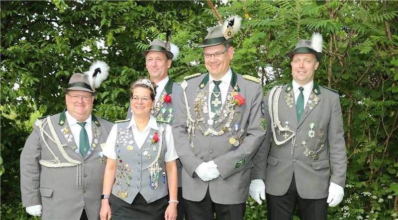 Stadtbrandmeister von Buxtehude feiert seinen majestätischen Abschied Sängerschützenkönig Nils Krugmeier mit seiner Frau Alexandra und den Adjutanten Mirko Bartsch, Dennis Rathjen und Tim Feindt.
