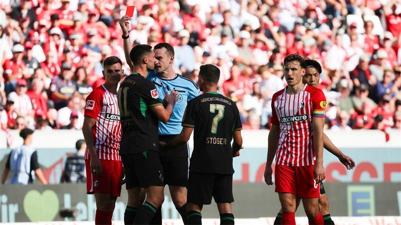 SC Freiburg feiert historischen Start – Gladbach geht unter Sah Gelb-Rot: Gladbachs Kapitän Tim Kleindienst.