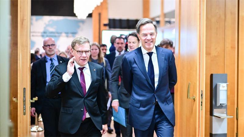 Nato registriert steigende Zahl russischer Hybrid-Angriffe Sah in Russlands Kurs zuletzt Verzweiflung wegen ausbleibender Erfolge im Ukraine-Krieg: Nato-Generalsekretär Mark Rutte (r) - hier bei einem Treffen mit Bundesaußenminister Johann Wadephul. (Archivbild)