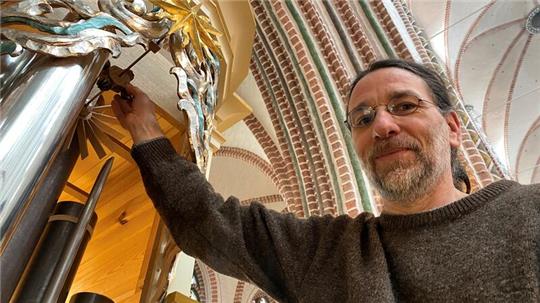 Sahnehäubchen für festlichen Klang ist der Cymbelstern: Bei den feinen Glöckchen muss Orgelbauer Winfried Puschmann noch einmal Hand anlegen.