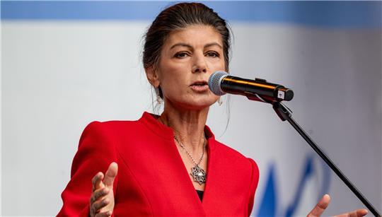 Sahra Wagenknecht, BSW-Vorsitzende, spricht bei der Demonstration unter dem Motto «Stoppt den Völkermord in Gaza! Keine Waffen in Kriegsgebiete! Frieden statt Wettrüsten!» auf der Bühne.
