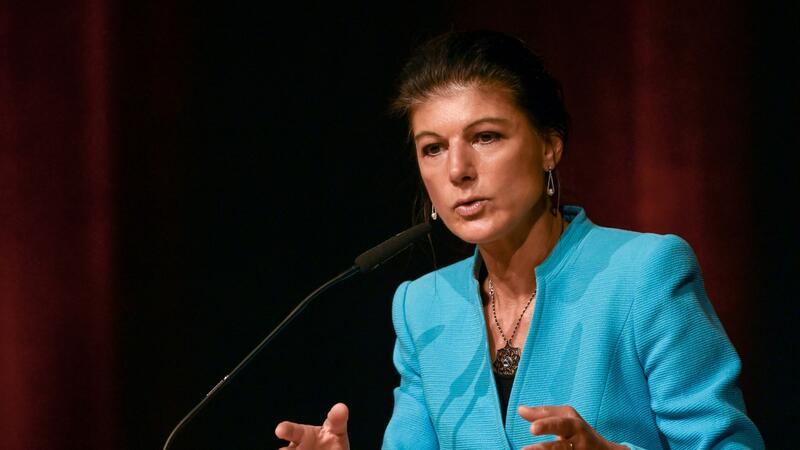 Umfrage: 27 Prozent offen für Wahl von Wagenknecht-Partei Sahra Wagenknecht (Die Linke) bei einem Auftritt in Halle.