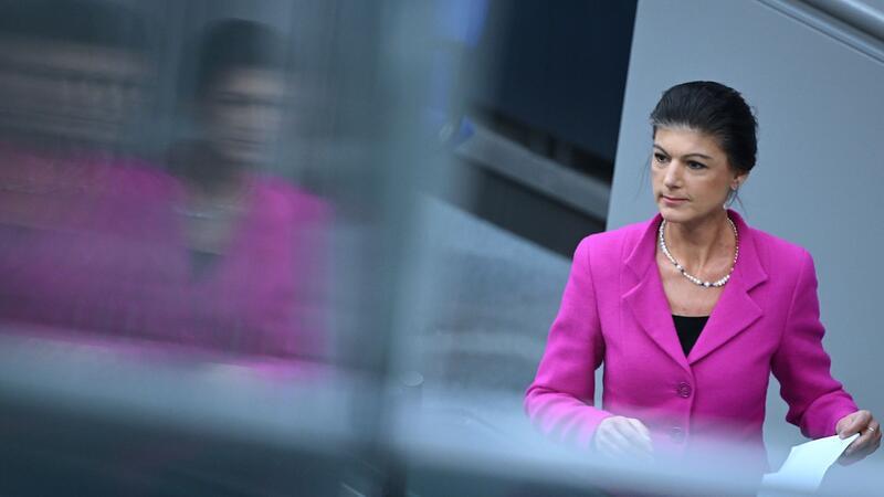 Wagenknecht will abgelehnten Asylbewerbern Geld streichen Sahra Wagenknecht fordert eine drastische Verschärfung der deutschen Flüchtlingspolitik.