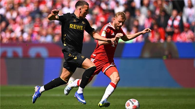 Bayern jubeln mit Meisterschale - Kane-Gala vor Pokalfinale Said El Mala entkommt auf dem Weg zum Kölner 1:2 Bayern-Verteidiger Konrad Laimer (r).