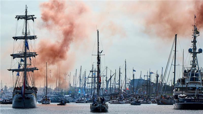 Bilder des Tages Sail in Amsterdam: Oranger Rauch kündigt den Beginn der Parade von Großseglern vor der niederländischen Hauptstadt an.
