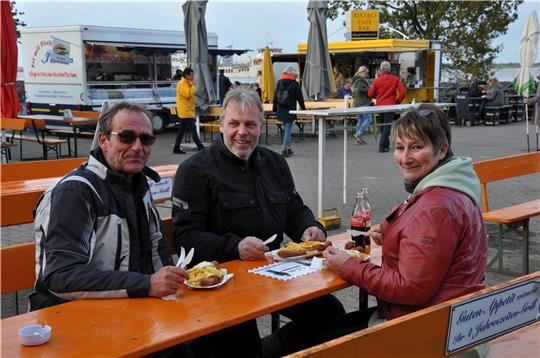 Saisonabschluss: Bernd Gaefke (links) aus Guderhandviertel und Jens und Sandra Meyer aus Fredenbeck haben am Sonnabend eine Motorradtour unternommen – und genießen am Lühe-Anleger in Grünendeich das Abendbrot. Fotos: Lankuttis