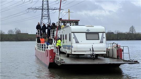 Saisonstart 2026: Die ersten Wohnwagen werden mit der Lühesand-Fähre „Sottje II“ übergesetzt.