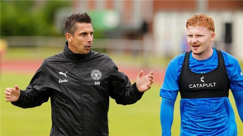Torloser Test in den USA: Kiel spielt gegen Minnesota Saisonvorbereitung bei Holstein Kiel: Trainer Marcel Rapp (l) und Neuzugang Robert Wagner im Gespräch.