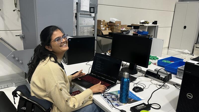 Sakshi Jitendraa Sethia, eine von mehreren Studierenden aus Indien, schreibt am Fraunhofer IFAM an ihrer Masterarbeit in Mikroelektronik.