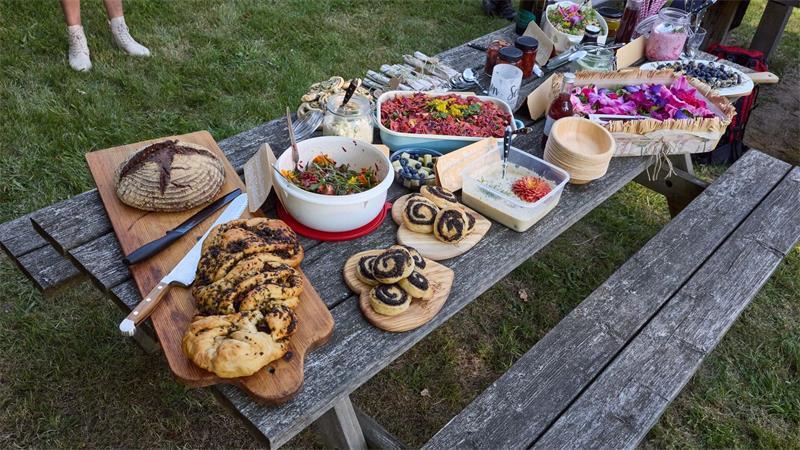 Salat- und Kräuterbuffet bei Wanderung nach Wilsede. 