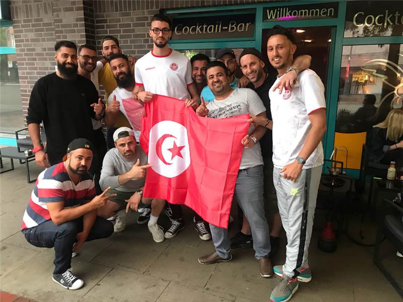 Salim Aichoui (rechts) und seine Freunde verfolgten das Tunesienspiel am Montag in der Mokka-Bar: Ahmad Merre, Anis Aichaoui, Hasan Ramazanoglu, Seddo Kurmanc, Ahmed Mhamdi, Ismet Özgün, Razi Ramon, Sultan Özgün, Enis Popara (hinten, von links), Schemus Özgün und Ali Ramazanoglu (vorne). Foto: privat