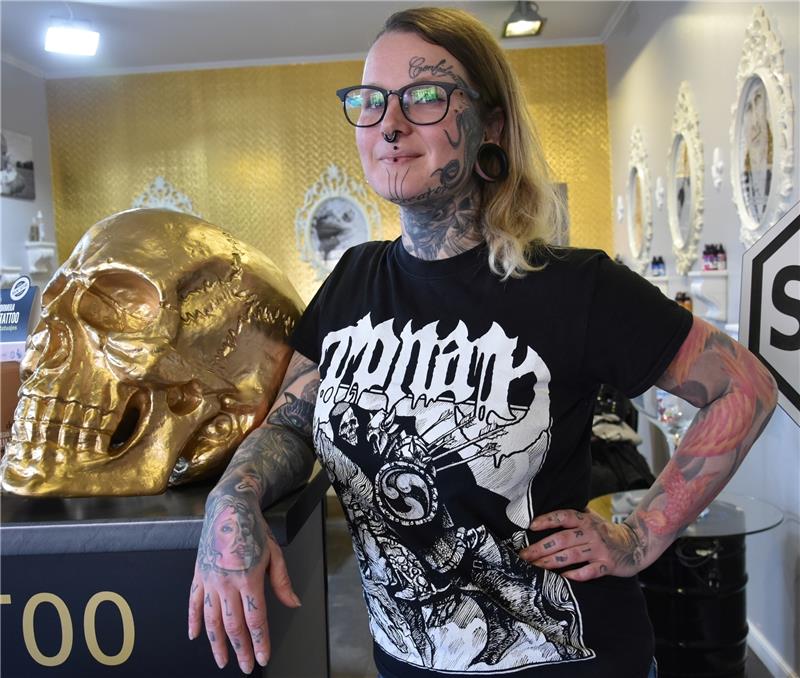 Sally Martens an ihrem Arbeitsplatz im Buxtehuder Tattoo-Studio „Black Eyes Tattoo“. Foto Felsch