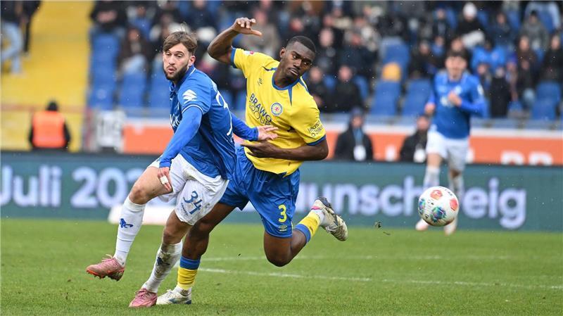 Salomon Nkoa (r, Eintracht Braunschweig) im Zweikampf mit Killian Corredor (SV Darmstadt 98).