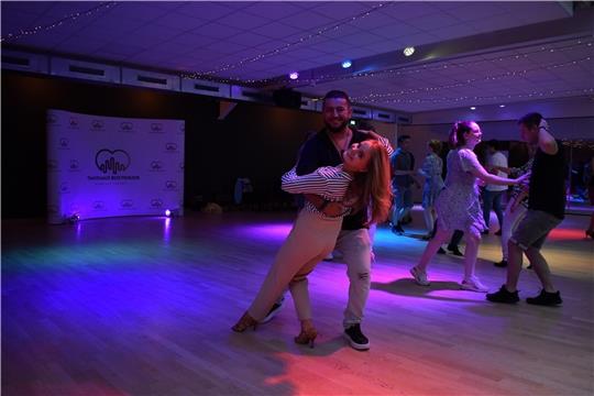 Salsa-Spezialist Kaan Bacaklar und Tanzpartnerin Zoé Buusman geben in ihrem Tanzkurs einen Vorgeschmack auf das Salsa-Event. Foto: Weselmann