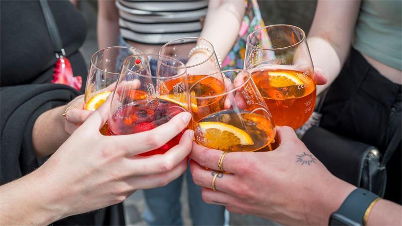 Salute, Cheers, Prost: Fünf Personen stoßen mit Aperol Spritz an. (Archivbild)
