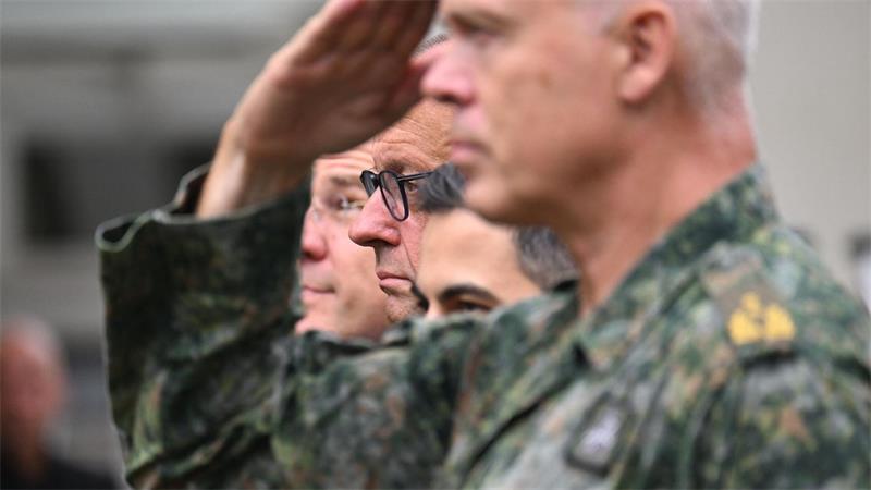 Salutieren für den Kanzler beim Besuch des deutsch-niederländischen Corps.