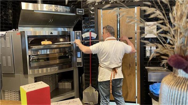 „All-you-can-eat“: Wer in diesem Restaurant nicht aufisst, muss Strafe zahlen Salvatore Mavelli ist die Qualität seiner Zutaten und der Respekt vor dem Lebensmittel wichtig. Foto: Gallas