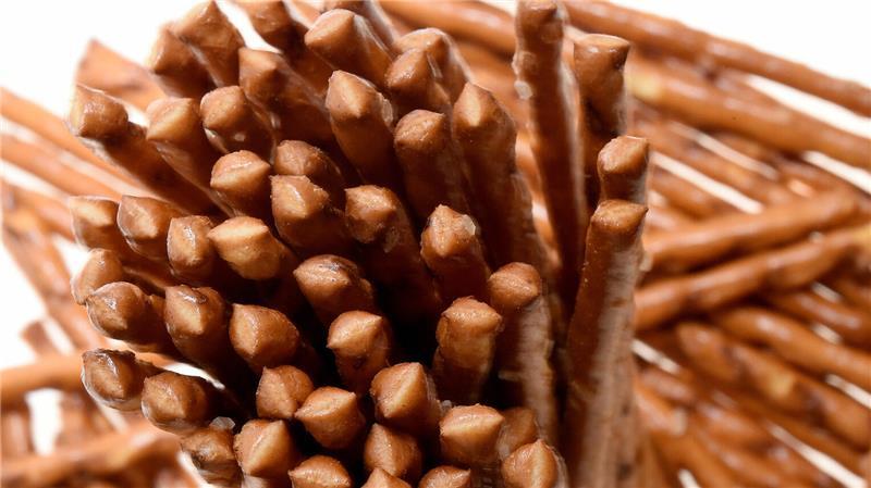 Salzstangen sind ein beliebter Knabberspaß. «Öko-Test» kritisiert aber in einigen der untersuchten Produkte den erhöhten Acrylamidgehalt. 
