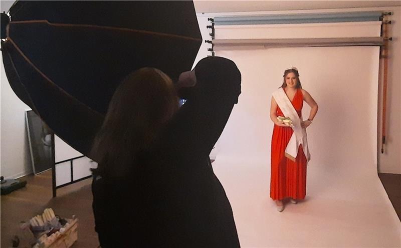 Samantha Corts vom Studio Fotobrise setzt die neue Spargelkönigin in Szene. Immer wieder muss die Schärpe gerichtet werden. Foto: Fehlbus