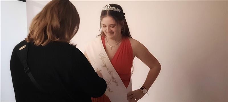 Samantha Corts vom Studio Fotobrise setzt die neue Spargelkönigin in Szene. Immer wieder muss die Schärpe gerichtet werden.