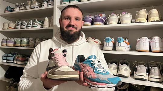 Sami Guemira sammelt leidenschaftlich gerne Sneaker. Manche Schuhe in seiner Sammlung sind auch customized, also handbemalt mit eigenen Motiven.