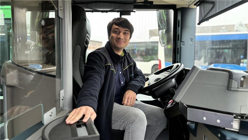 Samir Behlmer wollte eigentlich nach dem Abitur studieren. Heute ist er froh, dass er stattdessen bei der KVG gelandet ist.