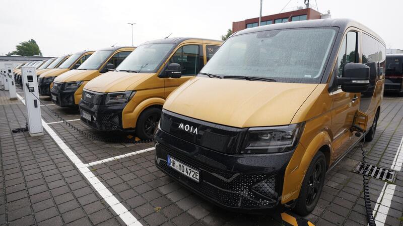 Zwei Millionen Moia-Fahrgäste - Streit um Pausen für Fahrer Sammeltaxis stehen auf dem Moia Hub.