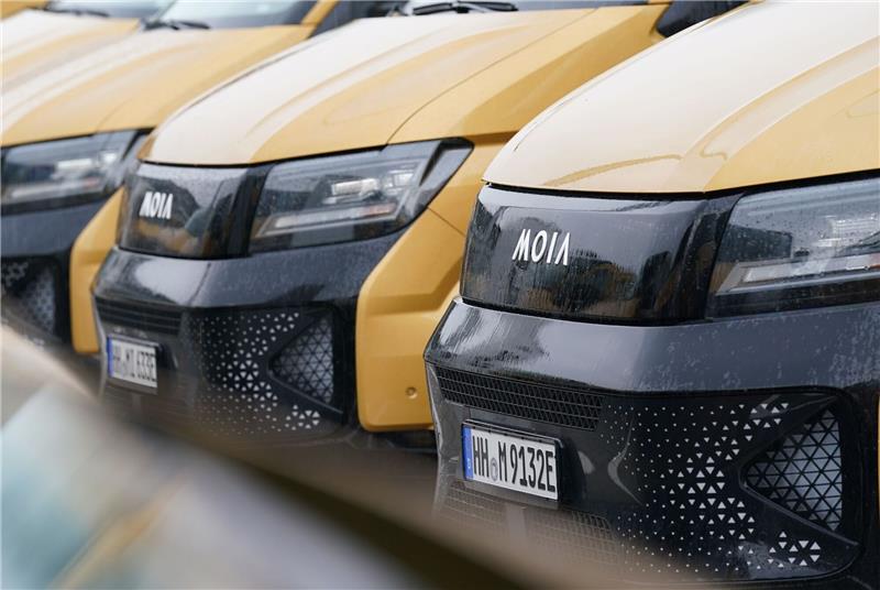 Sammeltaxis stehen auf dem Moia Hub in Hamburg.