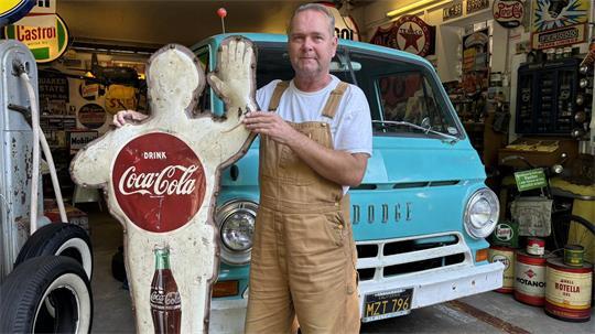 Sammler Christian hat auf seinem Hof unzählige Stücke aus vergangenen Zeiten liebevoll arrangiert und fährt sechs Oldtimer.