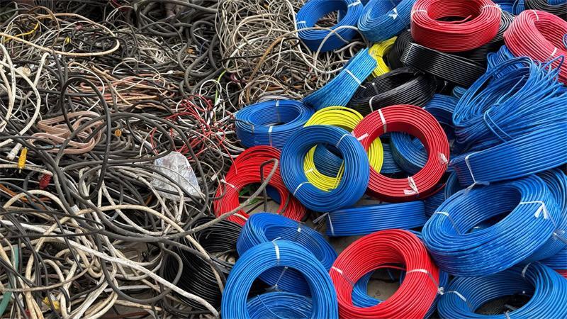Wie Ghana den Elektroschrott als Chance nutzen will Sammler liefern Kabel an und werden nach Preislisten für die darin enthaltenen Rohstoffe bezahlt.