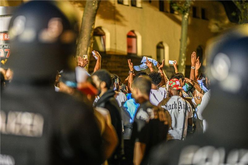 Samstag, 16. September: Demonstranten sind in Stuttgart während der Eritrea-Veranstaltung von Polizeikräften eingekesselt worden.