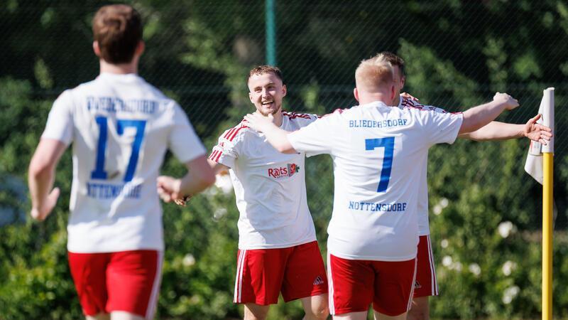 Spielort fix: Bliedersdorf kämpft an Pfingsten um Bezirksliga-Aufstieg Spieler von Bliedersdorf/Nottensdorf in weißen Trikots und roten Hosen bejubeln ein Tor.