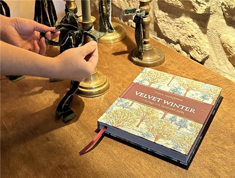 Samt und englische Kulinarik bilden den Kern des neuen Buches von Theresa Baumgärtner.