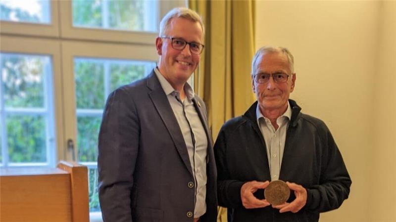 Samtgemeinde Bürgermeister Knut Willenbockel verleiht den Ehrentaler an Karl-Heinz Basedahl für sein Engagement.