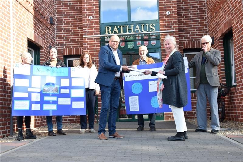 Hotel-Kritiker übergeben Unterschriften am Rathaus Samtgemeinde-Bürgermeister Michael Gosch nahm die Unterschriftenliste entgegen. Foto: Battmer