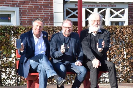 Samtgemeinde-Bürgermeister Timo Gerke, Volker Weinhard und Edgar Schmidt (von links) sind die Köpfe hinter dem Mitfahrportal. Foto: Battmer