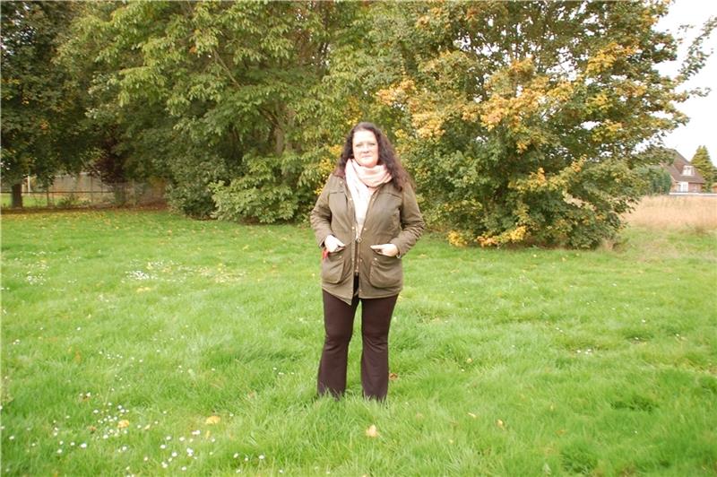 Samtgemeinde-Bürgermeisterin Petra Beckmann-Frelock zeigt das Areal für den Bürgerpark hinter dem Neubaugebiet. Foto: Laudien