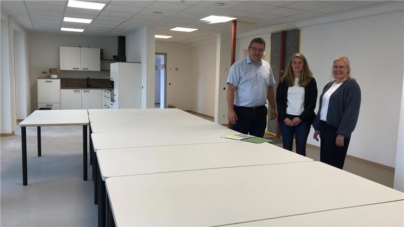 Handwerker legen Extra-Schichten ein: Endspurt für die Grundschule Hammah Samtgemeindebürgermeister Holger Falcke, Svenja Rapp vom Architekturbüro Mügge und Schulleiterin Sabine Dede (von links) schauen sich den Lehrerbereich an.