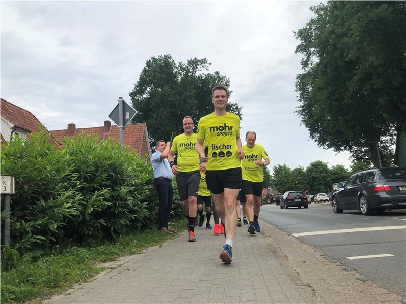 Dreitägiger Spendenlauf in Hammah beginnt Samtgemeindebürgermeister Holger Falcke gab am Freitagabend das Startsignal für Udo Feindt und das Laufteam.Foto: Duhn